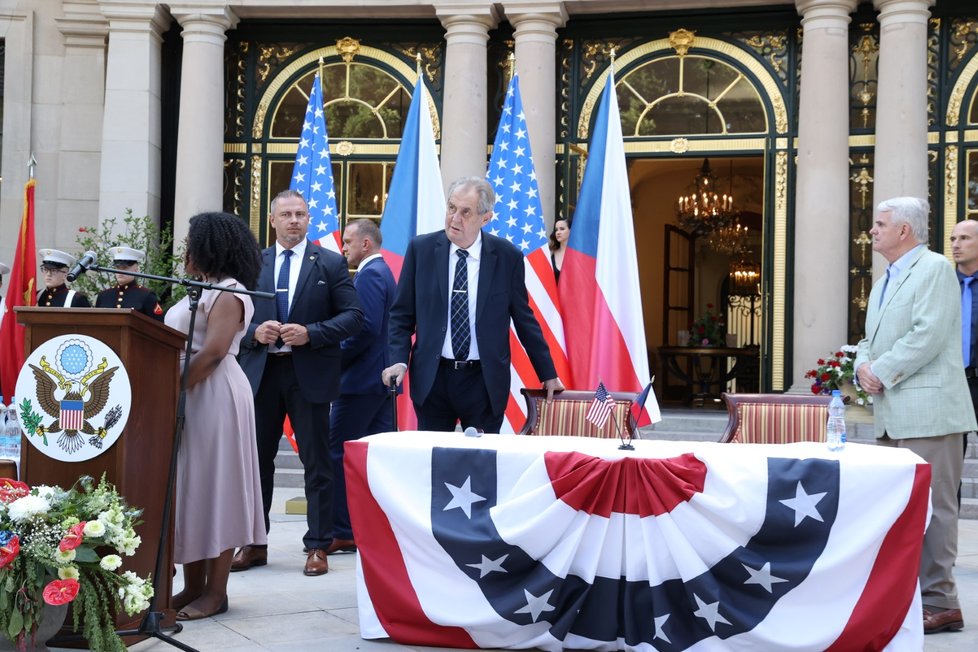 Oslavy 244. výročí Dne nezávislosti USA v Praze: Miloš Zeman a Stephen B. King (30. 6. 2020)