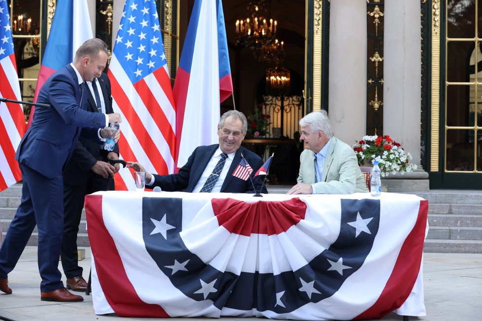 Oslava při příležitosti 244. výročí Dne nezávislosti USA: Prezident Miloš Zeman, velvyslanec USA Stephen B. King a Vladimír Kruliš s vodou (30. 6. 2020)