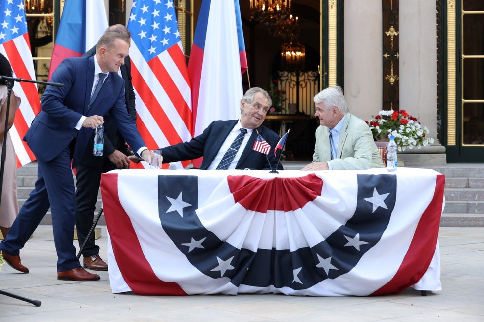 Oslava při příležitosti 244. výročí Dne nezávislosti USA: Prezident Miloš Zeman, velvyslanec USA Stephen B. King a Vladimír Kruliš s vodou (30. 6. 2020)