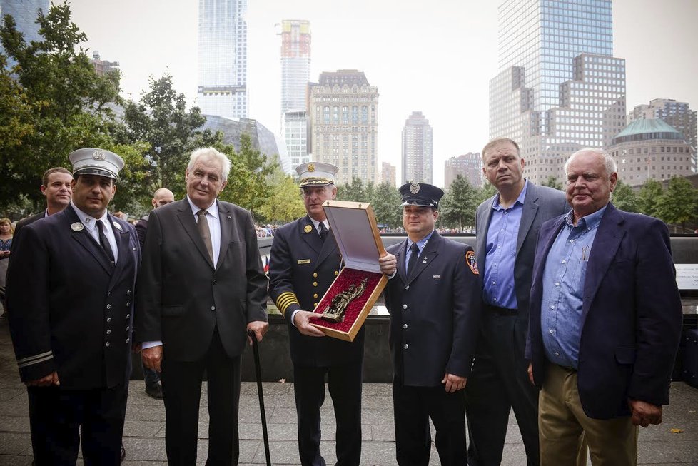 Prezident Miloš Zeman v září 2015 v New Yorku uctil památku obětí teroristického útoku na Spojené státy z 11. září