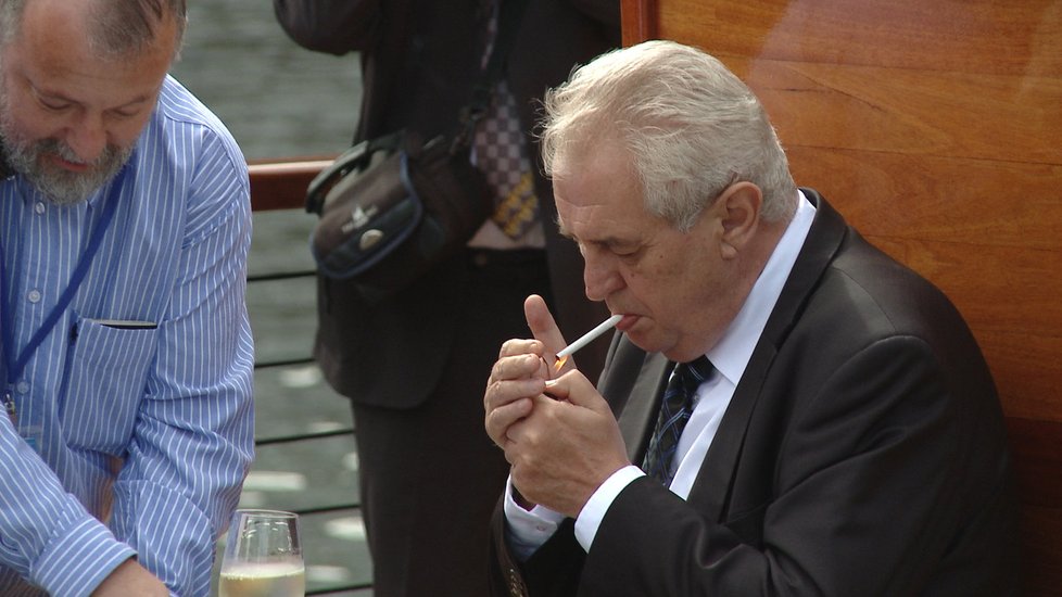 Zeman v USA: I na lodi si prezident dopřál cigaretku.