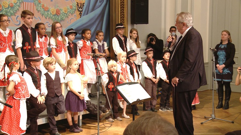 Český prezident Miloš Zeman během nedělního setkání s krajany zhlédl hudební představení dětského sboru školy při České národní budově.