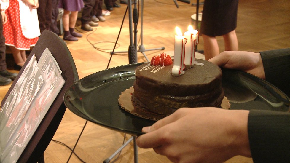 Celé pásmo završila narozeninová písnička a dort se svíčkami, které Zeman sfouknul.