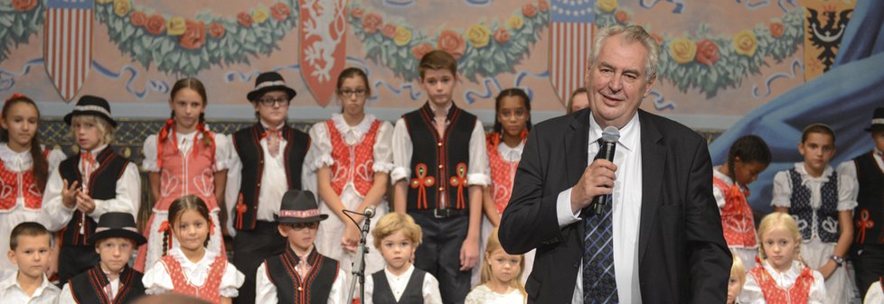 Český prezident Miloš Zeman během nedělního setkání s krajany zhlédl hudební představení dětského sboru školy při České národní budově.