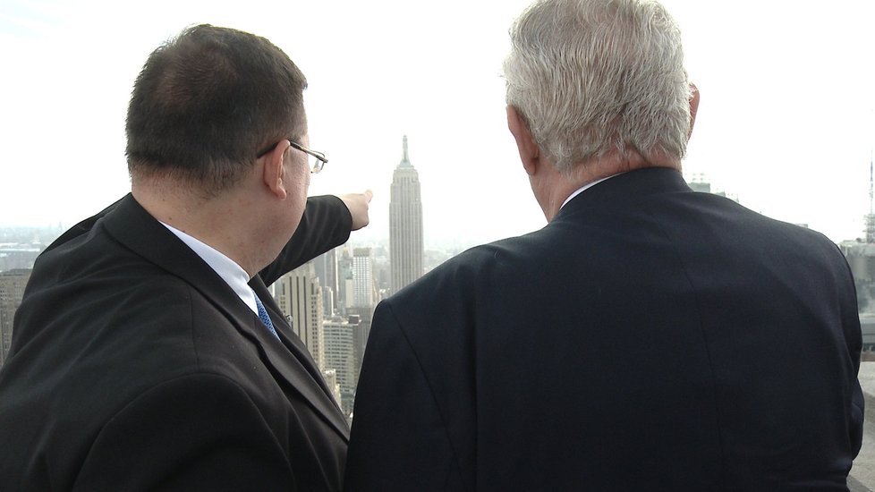 Na střeše Rockefellerova centra ve výšce 260 metrů Zeman hovořil s novináři