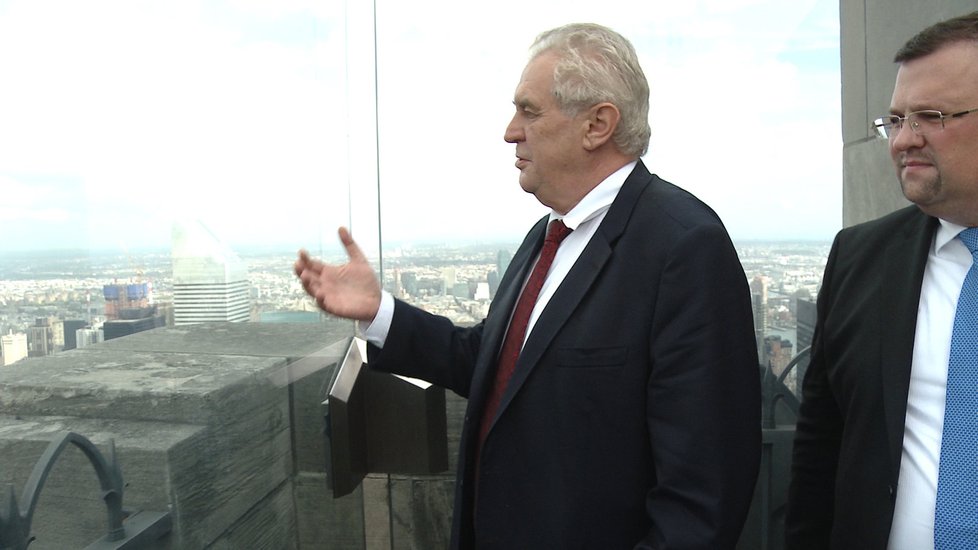 Na střeše Rockefellerova centra ve výšce 260 metrů Zeman hovořil s novináři