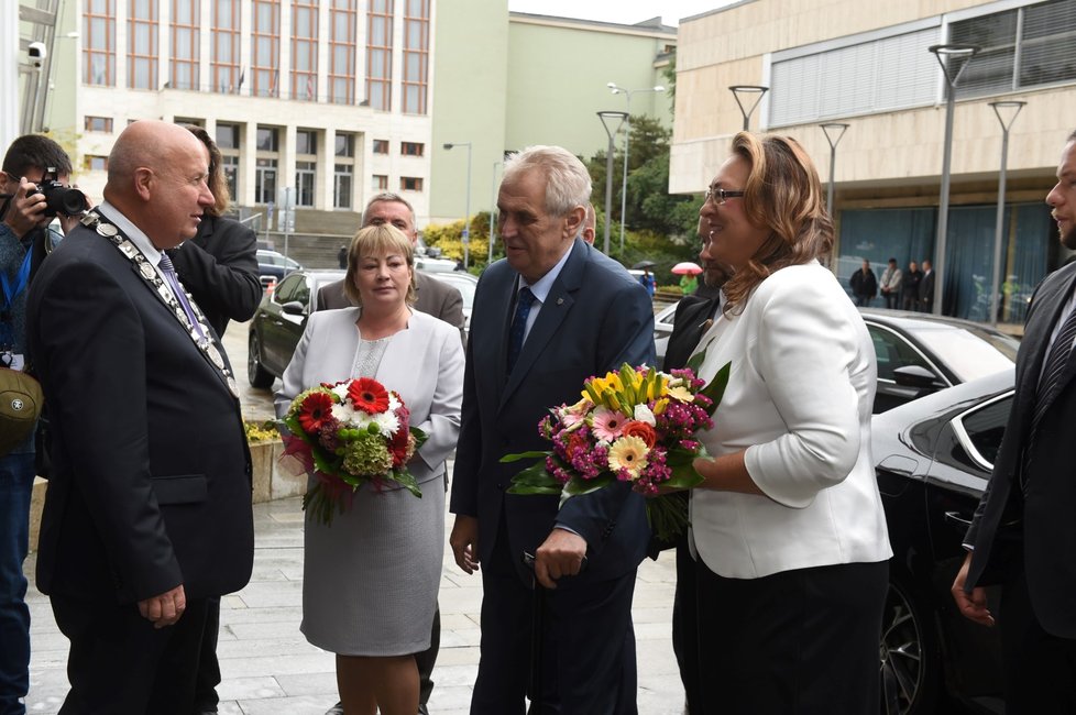 Prezident Miloš Zeman zahájil 3. října třídenní návštěvu Ústeckého kraje. Před Krajským úřadem v Ústí nad Labem prezidentský pár přivítal hejtman Oldřich Bubeníček s manželkou.