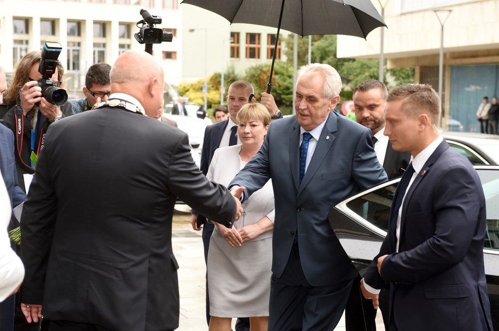 Prezident Miloš Zeman zahájil 3. října třídenní návštěvu Ústeckého kraje. Před Krajským úřadem v Ústí nad Labem prezidentský pár přivítal hejtman Oldřich Bubeníček s manželkou.