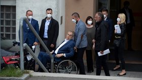 Prezident Miloš Zeman opustil Ústřední vojenskou nemocnici v Praze po osmidenním pobytu (22. 9. 2021).