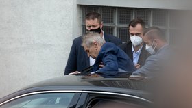 Prezident Miloš Zeman opustil Ústřední vojenskou nemocnici v Praze po osmidenním pobytu (22. 9. 2021)