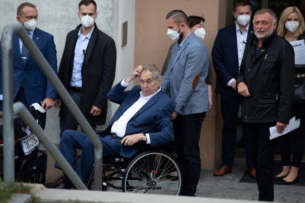 Prezident Miloš Zeman opustil Ústřední vojenskou nemocnici v Praze po osmidenním pobytu (22. 9. 2021).