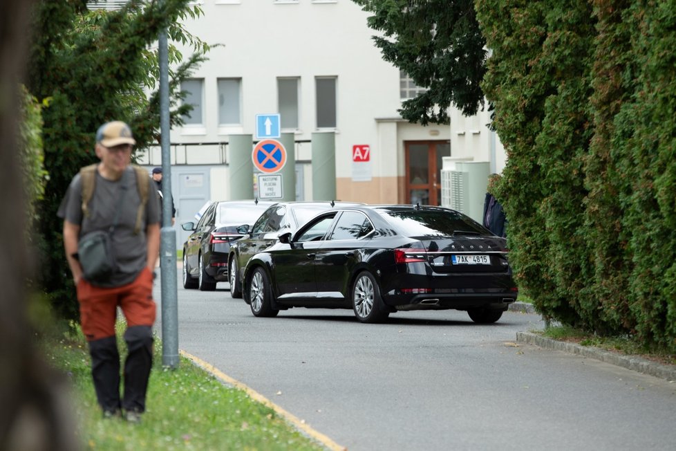 Prezident Miloš Zeman opustil Ústřední vojenskou nemocnici v Praze po osmidenním pobytu (22. 9. 2021)