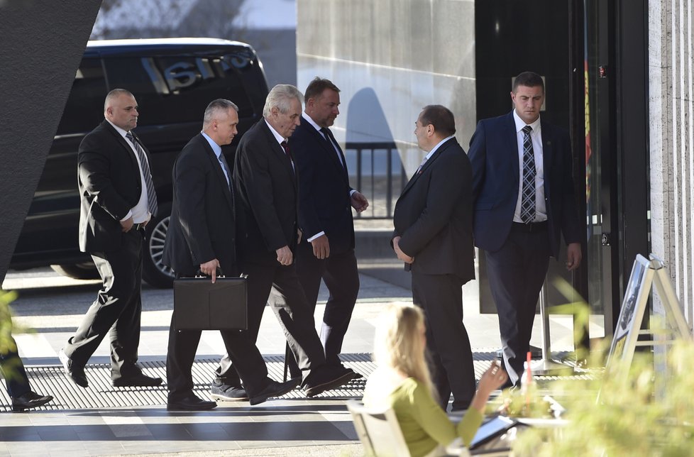Prezident Miloš Zeman přijel do Brna už v neděli. Ubytovaný je v hotelu International, kde se sešel také s ministryní školství Kateřinou Valachovou, která oznámila ke konci května rezignaci.