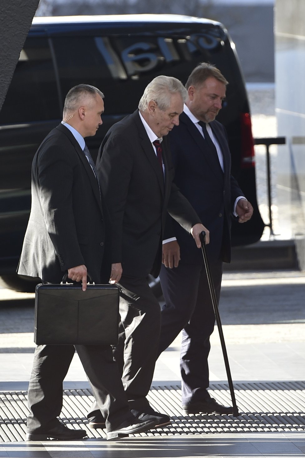 Prezident Miloš Zeman přijel do Brna už v neděli. Ubytovaný je v hotelu International, kde se sešel také s ministryní školství Kateřinou Valachovou, která oznámila ke konci května rezignaci.