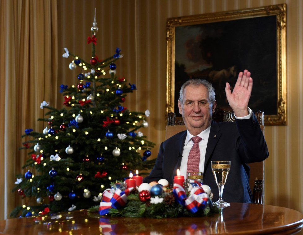 Prezident Miloš Zeman se 26. prosince 2018 v Lánech připravoval na natáčení vánočního projevu. První vánoční poselství v Zemanově druhém funkčním období odvysílaly ve 13:00 hlavní televizní i rozhlasové stanice