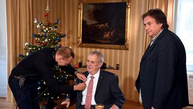 Prezident Miloš Zeman se 26. prosince 2018 v Lánech připravoval na natáčení vánočního projevu. První vánoční poselství v Zemanově druhém funkčním období odvysílaly ve 13:00 hlavní televizní i rozhlasové stanice