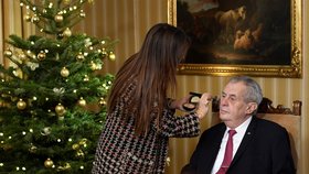 Prezident Miloš Zeman ve svém sedmém vánočním poselství z Lán pochválil opět vládu, kritizoval "zelené náboženství", zmínil bolavé nohy a prohlásil se za kacíře.