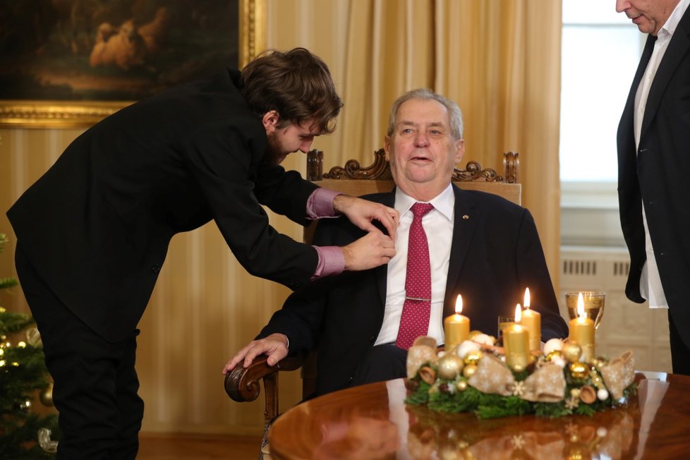 Přípravy na tradiční Vánoční poselství prezidenta republiky Miloše Zemana. (26. 12. 2019)