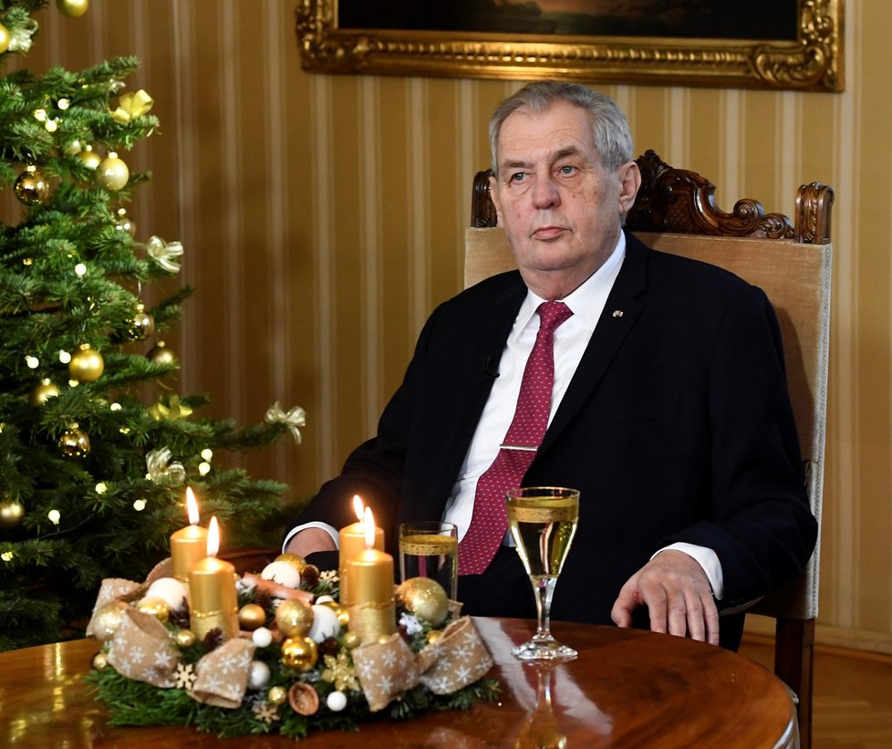Prezident Miloš Zeman ve svém sedmém vánočním poselství z Lán pochválil opět vládu, kritizoval „zelené náboženství&#34;, zmínil bolavé nohy a prohlásil se za kacíře