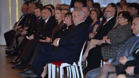 Po projevu si šel Zeman opět sednout a sledovat koncert.