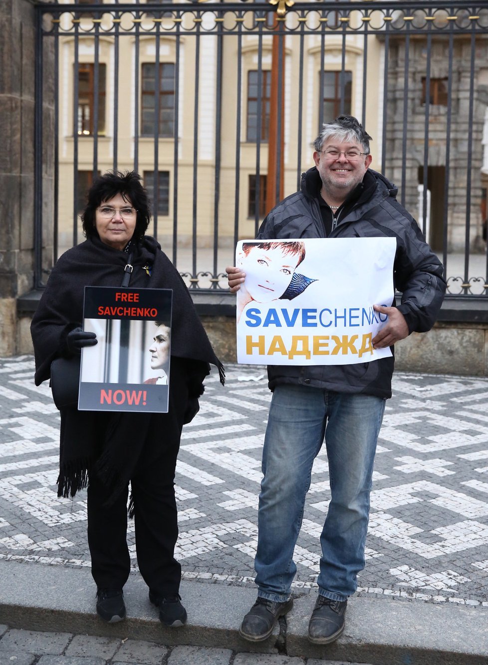 Venku se mezitím protestovalo