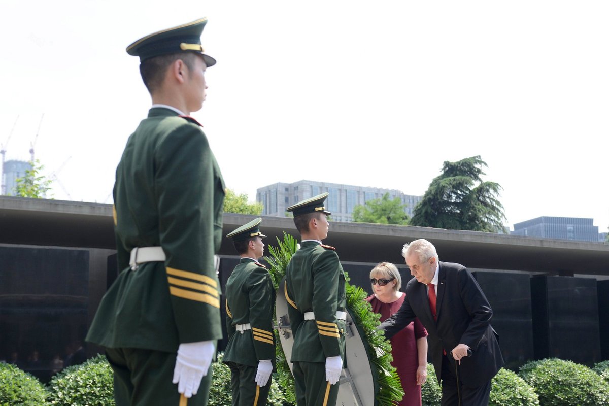 Památník jednoho z největších masakrů v historii Číny včera navštívil prezident Miloš Zeman (72).