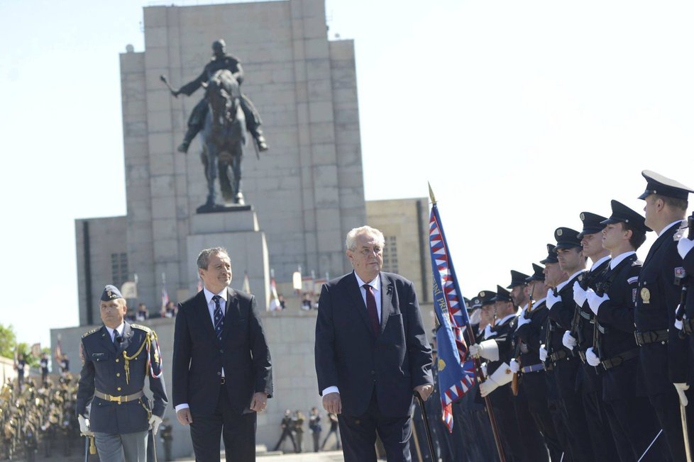 2016: Prezident Miloš Zeman si loni připomněl 71 let od konce 2. světové války na pražském Vítkově.