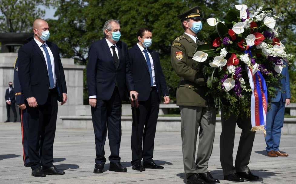 Prezident Miloš Zeman (druhý zleva) položil věnec u hrobu Neznámého vojína na pražském Vítkově při pietním aktu u příležitosti 75. výročí ukončení druhé světové války (8. 5. 2020)
