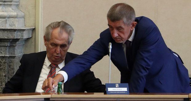 Zeman rozpočet nejspíš podepíše, vládu podpoří i ve Sněmovně. Babiš: Ale rýpl si