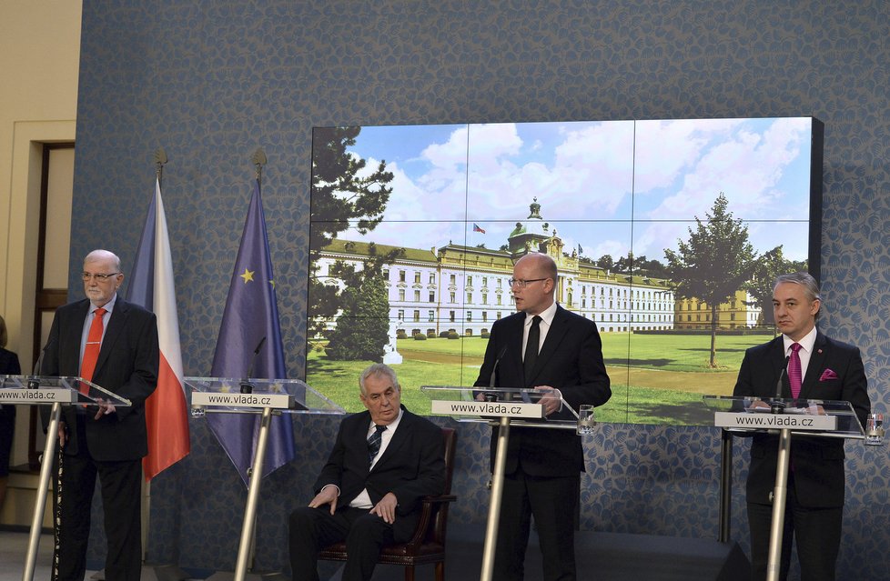 Po jednání tripartity Miloš Zeman většinu tiskové konference proseděl. Stěžoval si na přesezenou nohu.