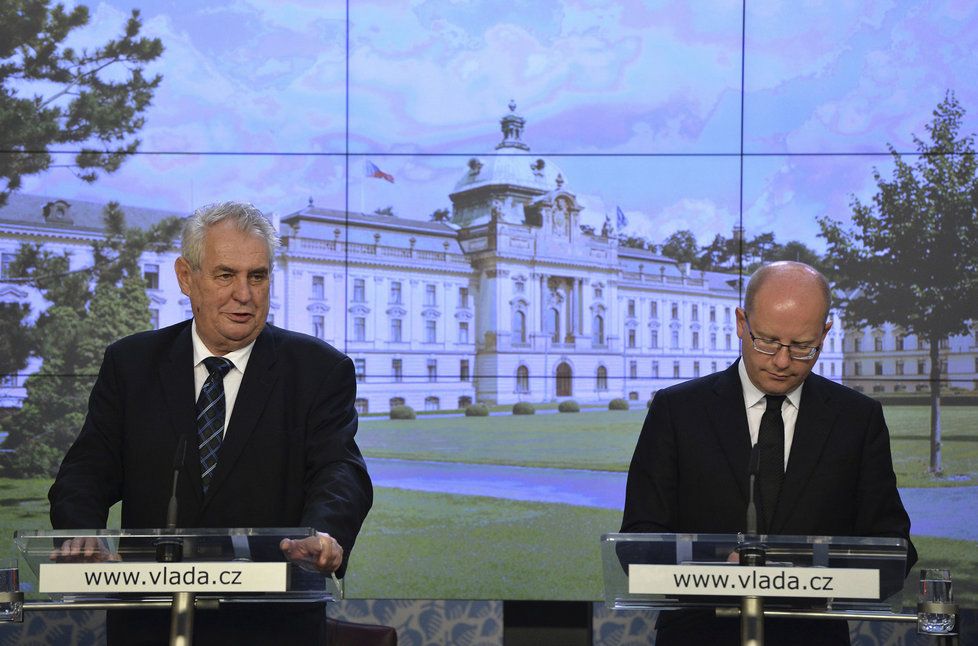Po jednání tripartity Miloš Zeman většinu tiskové konference proseděl. Stěžoval si na přesezenou nohu.