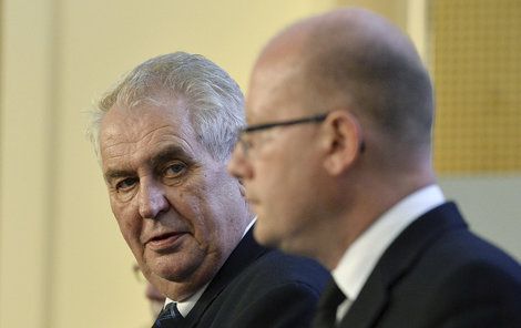 Po jednání tripartity Miloš Zeman většinu tisové konference proseděl. Stěžoval si na přesezenou nohu.