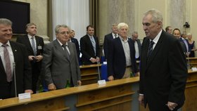 Prezident Miloš Zeman dorazil na jednání tripartity v pondělí 12. září. Postavil se za zrušení zelené energie.