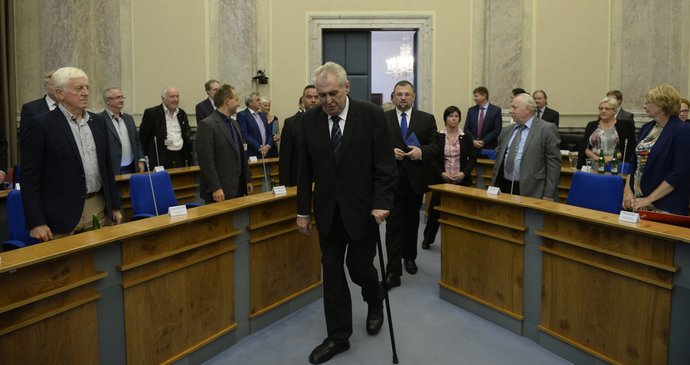 Prezident Miloš Zeman dorazil na jednání tripartity v pondělí 12. září. Postavil se za zrušení zelené energie.