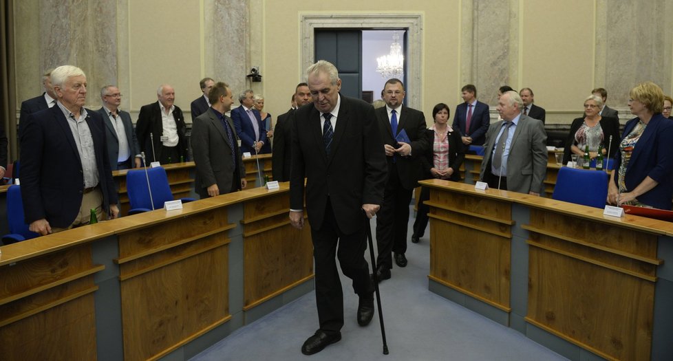 Prezident Miloš Zeman dorazil na jednání tripartity v pondělí 12. září. Postavil se za zrušení zelené energie.