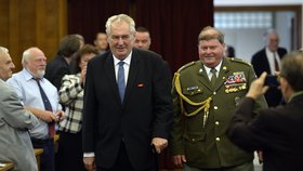Prezident Miloš Zeman (vlevo) navštívil 21. června v Praze desátý sjezd Českého svazu bojovníků za svobodu. Na snímku vpravo je předseda svazu Jaroslav Vodička.