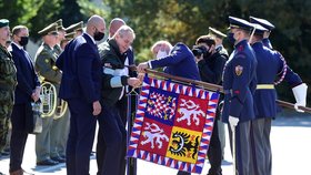 Prezident republiky Miloš Zeman (uprostřed vlevo) se zúčastnil 6. října 2020 v kasárnách Prostějov slavnostního nástupu 53. pluku průzkumu a elektronického boje u příležitosti propůjčení bojového praporu a čestného názvu generálmajora Josefa Dudy 533. praporu bezpilotních systémů.