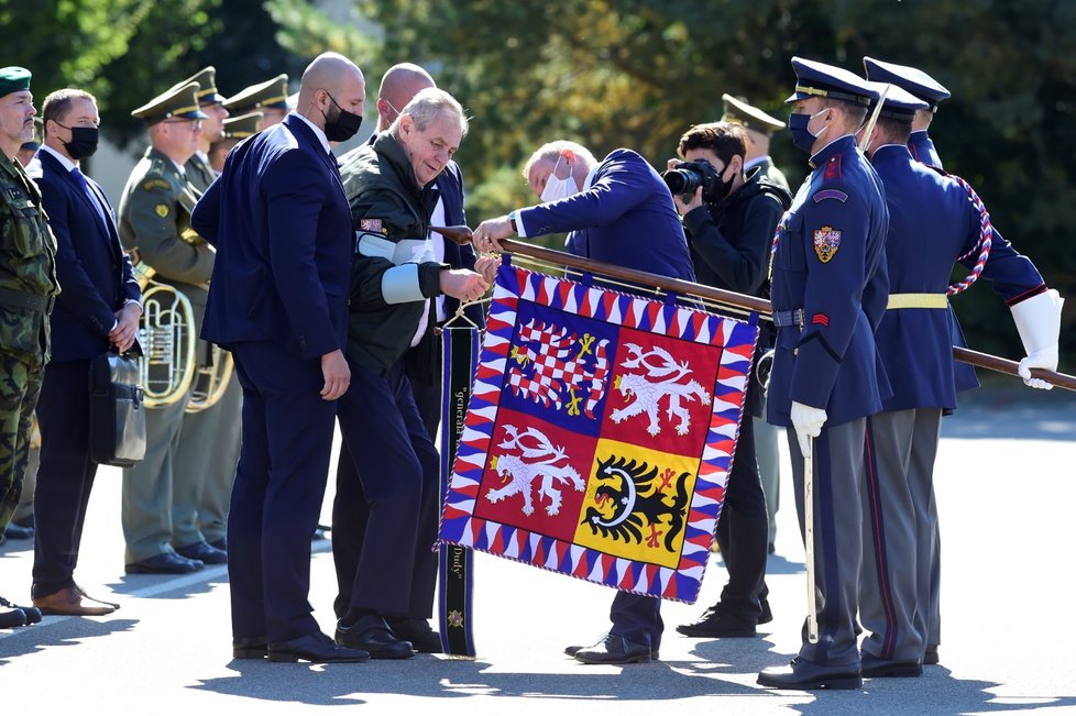 Prezident republiky Miloš Zeman (uprostřed vlevo) se zúčastnil 6. října 2020 v kasárnách Prostějov slavnostního nástupu 53. pluku průzkumu a elektronického boje u příležitosti propůjčení bojového praporu a čestného názvu generálmajora Josefa Dudy 533. praporu bezpilotních systémů.