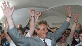 1996: V červnu byla ČSSD se Zemanem v čele druhá v parlamentních volbách. Hned za Klausovou ODS. Později se oba svých stran zřekli.