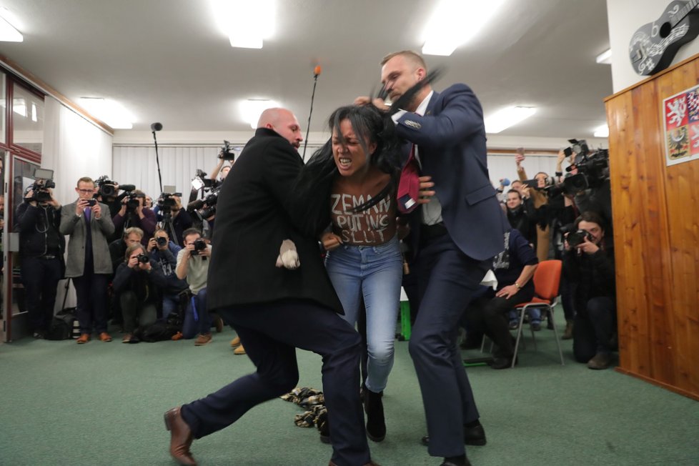 Aktivistka z hnutí Femen se vrhla na Zemana