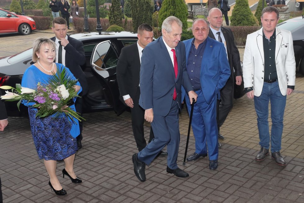 Miloš Zeman při příjezdu do volebního štábu