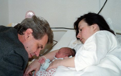 Zeman v porodnici s manželkou Ivanou a právě narozenou dcerou Kateřinou.
