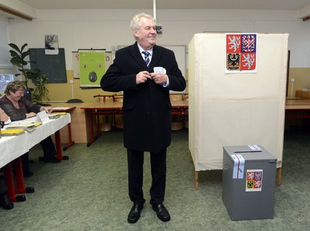 Volby nejsou pohřeb! „Kandidát Miloš Zeman (68) volil černou klasiku obleku i svrchního kabátu. I s klasikou se však dá šlápnout vedle. Bohužel k jeho výšce by měl být kabát mnohem delší a ani uzel na kravatě nemá úplně správně. Obuv je příliš masivní.“ Známka: 3