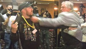 „Jdi do p*dele, ubožáku.“ Útok u Zemana řeší policie. Novinář si napadení nenechal líbit