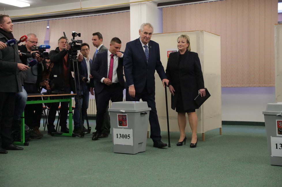 Miloš Zeman s manželkou v prvním kole odvolili na druhý pokus. Aktivistku zpacifikovala ochranka.