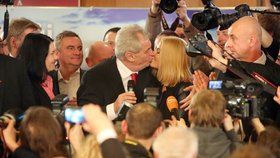 Úspěchy v prezidentském klání slavil Zeman polibky s dcerou Katkou.