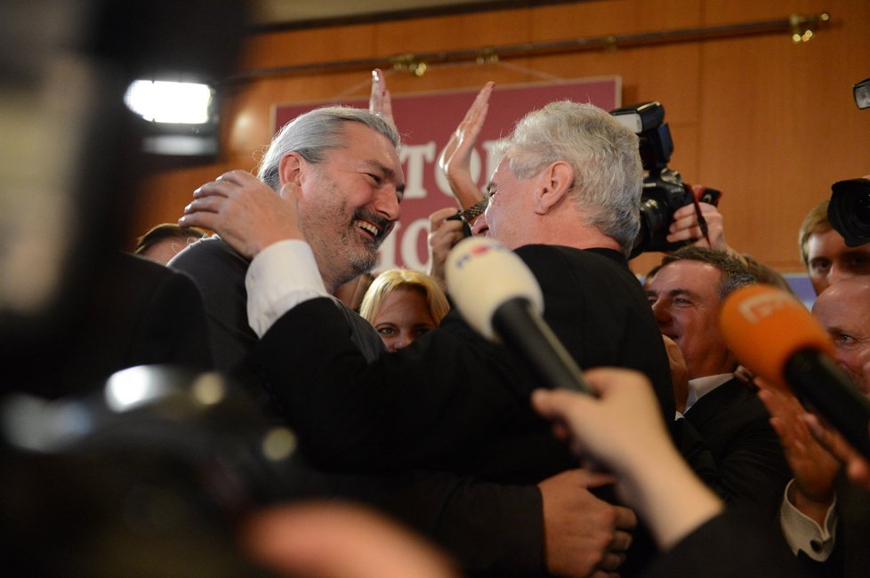 Miloš Zeman v době první přímé volby hlavy státu s Danielem Hůlkou