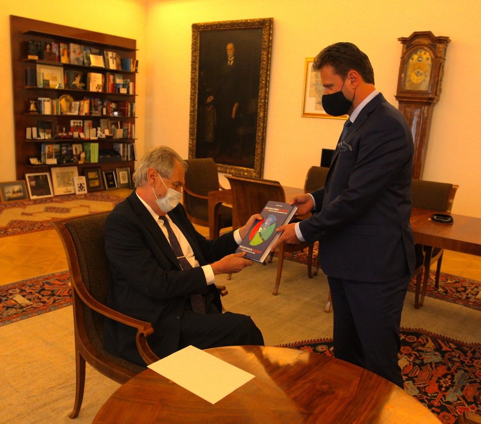 Prezident Miloš Zeman přijal na Hradě předsedu Poslanecké sněmovny Radka Vondráčka (ANO). šéf poslanců dal hlavě státu knihu. (24. 6. 2020)
