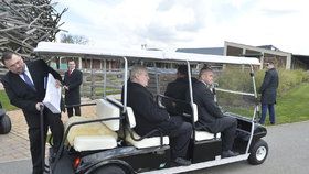 Prezident Miloš Zeman v golfovém vozíku na obhlídce Babišova Čapího hnízda