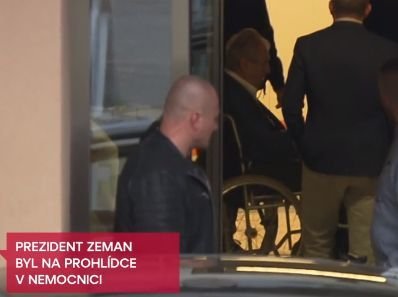 Prezidenta Miloše Zemana po prohlídce v nemocnici vezli na vozíku (24. 9. 2019)